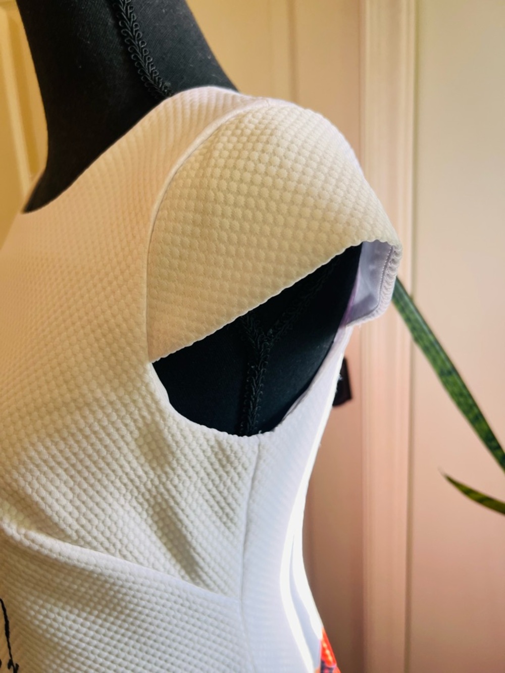 Maia White Floral Dress Size 2 Textured Shift Dress Red Flower Print - Picture 4 of 6